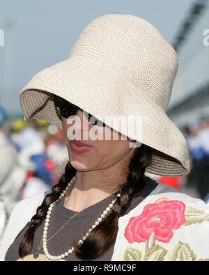 Schauspielerin Ashley Judd Uhren ihr Ehemann Dario Franchitti klettern in sein Auto vor dem Start des Toyota Indy 300 im Homestead Miami Speedway im Homestead, Florida am 26. März 2006. Stockfoto