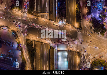 Tel Aviv Interchange Nachtdrohne aus der Vogelperspektive Stockfoto