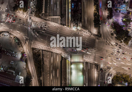 Tel Aviv Interchange Nachtdrohne aus der Vogelperspektive Stockfoto