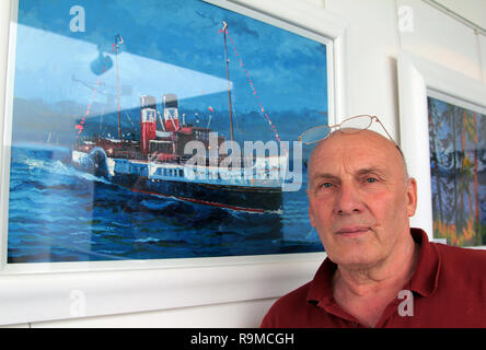 Jim Owens ist ein Greenock geboren Künstler, der seine Inspiration aus der Schiffbau, die Werften und Schiffe auf den Fluss Clyde. Er ist hier mit einigen Beispielen aus seiner Arbeit in einer Ausstellung in der Beacon Arts Center gesehen, im Jahr 2014, in der Stadt von Greenock auf den Firth of Clyde, Schottland. Alan Wylie/ALAMY © Stockfoto