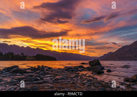 Afterglow nach Sonnenuntergang mit roter Himmel über den Lake Wakatipu, Queenstown, Otago, Neuseeland Stockfoto