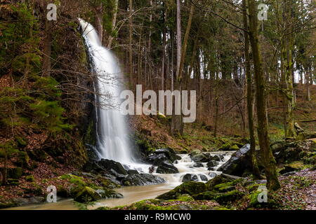 Wasserfall an der Stropnice Fluss, Nove Hrady, Tschechische Republik Stockfoto