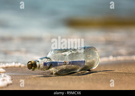 Nachricht in einer Flasche am Ufer Stockfoto