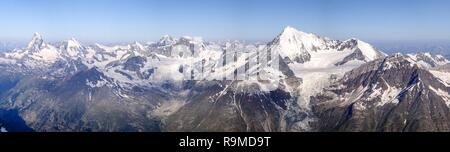 Panorama Blick auf die Berge oberhalb von Zermatt in den Alpen der Schweiz Stockfoto