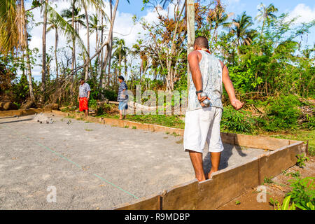 Eingeborenen Aborigines polynesischen Leute spielen Petanque, überseeischen französischen Kollektivität Wallis et Futuna. Uvea Insel. Männer tragen Röcke Lava Lava Stockfoto