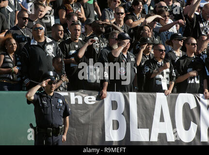 Oakland, Kalifornien, USA. 28 Aug, 2011. Schwarzes Loch begrüßt die Flagge am Donnerstag, 28. August 2011, bei Oakland-Alameda County Coliseum in Oakland, Kalifornien. Die Heiligen besiegt die Räuber in einem preseason Spiel 40-20. Credit: Al Golub/ZUMA Draht/Alamy leben Nachrichten Stockfoto