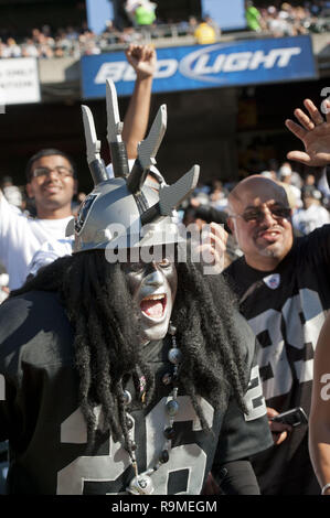 Oakland, Kalifornien, USA. 28 Aug, 2011. Raider Fan' 'Doctor Tod'' am Donnerstag, 28. August 2011, bei Oakland-Alameda County Coliseum in Oakland, Kalifornien. Die Heiligen besiegt die Räuber in einem preseason Spiel 40-20. Credit: Al Golub/ZUMA Draht/Alamy leben Nachrichten Stockfoto