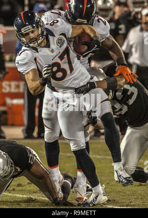 Oakland, Kalifornien, USA. 6. Dezember, 2012. Oakland Raiders starke Sicherheit Tyvon Branch (33) packt Denver Broncos wide receiver Eric Decker (87) am Donnerstag an O. co Coliseum in Oakland, CA. Die Broncos besiegt die Räuber 26-13. Credit: Al Golub/ZUMA Draht/Alamy leben Nachrichten Stockfoto