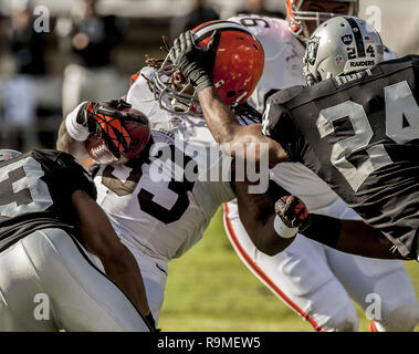 Oakland, Kalifornien, USA. 2. Dez, 2012. Oakland Raiders cornerback Michael Huff (24) packt Cleveland Browns zurück laufen Trent Richardson (33) am Sonntag bei O. co Coliseum in Oakland, CA. Das Braun besiegt die Räuber 20-17. Credit: Al Golub/ZUMA Draht/Alamy leben Nachrichten Stockfoto