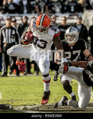 Oakland, Kalifornien, USA. 2. Dez, 2012. Cleveland Browns zurück laufen Trent Richardson (33) dreht sich Lose von Oakland Verteidiger auf Sonntag zu erhalten an O. co Coliseum in Oakland, CA. Das Braun besiegt die Räuber 20-17. Credit: Al Golub/ZUMA Draht/Alamy leben Nachrichten Stockfoto