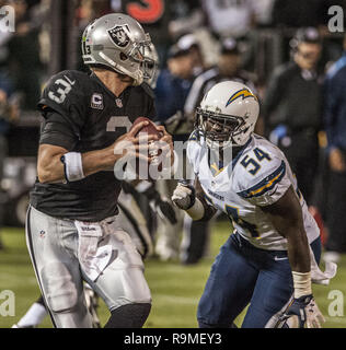 Oakland, Kalifornien, USA. 10 Sep, 2012. San Diego Chargers linebacker Melvin Ingram (54) eilt der Oakland Raiders quarterback Carson Palmer (3) am Montag, 10. September 2012, in Oakland, Kalifornien. Ladegeräte besiegt die Räuber 22-14. Credit: Al Golub/ZUMA Draht/Alamy leben Nachrichten Stockfoto