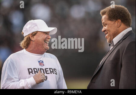 Oakland, Kalifornien, USA. 10 Sep, 2012. Räuberinhaber Mark Davis Witze mit General manager Reggie McKenzie vor dem Spiel am Montag, September 10, 2012, in Oakland, Kalifornien. Ladegeräte besiegt die Räuber 22-14. Credit: Al Golub/ZUMA Draht/Alamy leben Nachrichten Stockfoto