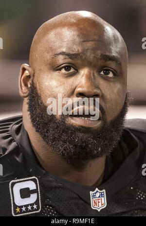 Oakland, Kalifornien, USA. 10 Sep, 2012. Oakland Raiders defensive Ende Tommy Kelly (93) am Montag, 10. September 2012, in Oakland, Kalifornien. Ladegeräte besiegt die Räuber 22-14. Credit: Al Golub/ZUMA Draht/Alamy leben Nachrichten Stockfoto