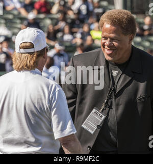 Oakland, Kalifornien, USA. 13 Aug, 2012. Räuberinhaber Mark Davis Gesprächen mit General Manager Reggie McKenzie vor dem Spiel am Montag, 13. August 2012, in Oakland, Kalifornien. Cowboys besiegten die Räuber 3-0 in einem preseason Spiel. Credit: Al Golub/ZUMA Draht/Alamy leben Nachrichten Stockfoto