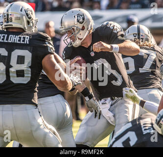 Oakland, Kalifornien, USA. 13 Aug, 2012. Oakland Raiders quarterback Carson Palmer (3) ist sacked früh am Montag, 13. August 2012, in Oakland, Kalifornien. Cowboys besiegten die Räuber 3-0 in einem preseason Spiel. Credit: Al Golub/ZUMA Draht/Alamy leben Nachrichten Stockfoto