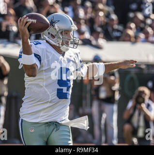 Oakland, Kalifornien, USA. 13 Aug, 2012. Dallas Cowboys Quarterback Tony Romo (9) fließt unter Druck am Montag, 13. August 2012, in Oakland, Kalifornien. Cowboys besiegten die Räuber 3-0 in einem preseason Spiel. Credit: Al Golub/ZUMA Draht/Alamy leben Nachrichten Stockfoto