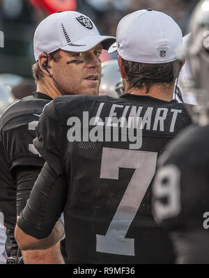 Oakland, Kalifornien, USA. 13 Aug, 2012. Oakland Raiders quarterback Carson Palmer (3) und Quarterback Matt Leinart (7) Gespräch am Rande am Montag, 13. August 2012, in Oakland, Kalifornien. Cowboys besiegten die Räuber 3-0 in einem preseason Spiel. Credit: Al Golub/ZUMA Draht/Alamy leben Nachrichten Stockfoto