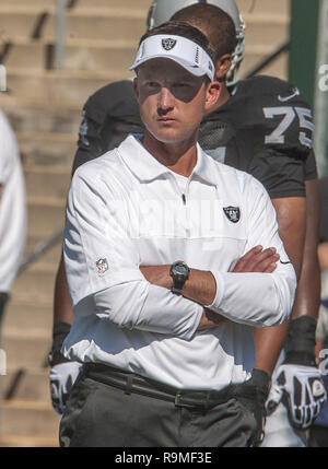 Oakland, Kalifornien, USA. 13 Aug, 2012. Raiders Head Coach Dennis Allen am Montag, 13. August 2012, in Oakland, Kalifornien. Cowboys besiegten die Räuber 3-0 in einem preseason Spiel. Credit: Al Golub/ZUMA Draht/Alamy leben Nachrichten Stockfoto