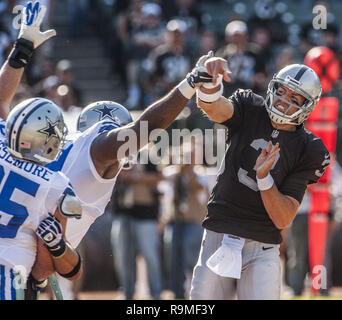 Oakland, Kalifornien, USA. 13 Aug, 2012. Cowboys Verteidiger rush Oakland Raiders quarterback Carson Palmer (3) am Montag, 13. August 2012, in Oakland, Kalifornien. Cowboys besiegten die Räuber 3-0 in einem preseason Spiel. Credit: Al Golub/ZUMA Draht/Alamy leben Nachrichten Stockfoto