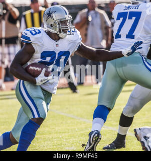 Oakland, Kalifornien, USA. 13 Aug, 2012. Dallas Cowboys zurück läuft Felix Jones (28) verläuft hinter der Linie auf Montag, 13. August 2012, in Oakland, Kalifornien. Cowboys besiegten die Räuber 3-0 in einem preseason Spiel. Credit: Al Golub/ZUMA Draht/Alamy leben Nachrichten Stockfoto