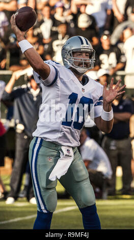 Oakland, Kalifornien, USA. 13 Aug, 2012. Dallas Cowboys Quarterback Kyle Orton (18) übergibt die Kugel am Montag, 13. August 2012, in Oakland, Kalifornien. Cowboys besiegten die Räuber 3-0 in einem preseason Spiel. Credit: Al Golub/ZUMA Draht/Alamy leben Nachrichten Stockfoto