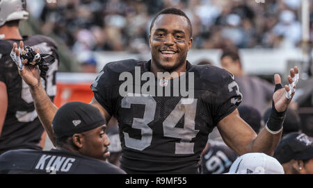 Oakland, Kalifornien, USA. 13 Aug, 2012. Oakland Raiders Defensive zurück Mike Mitchell (34) feiert Anfang Abfangen auf Montag, 13. August 2012, in Oakland, Kalifornien. Cowboys besiegten die Räuber 3-0 in einem preseason Spiel. Credit: Al Golub/ZUMA Draht/Alamy leben Nachrichten Stockfoto