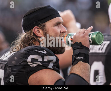 Oakland, Kalifornien, USA. 13 Aug, 2012. Oakland Raiders guard Alex Parsons (67) bekommt einen Drink auf Montag, 13. August 2012, in Oakland, Kalifornien. Cowboys besiegten die Räuber 3-0 in einem preseason Spiel. Credit: Al Golub/ZUMA Draht/Alamy leben Nachrichten Stockfoto