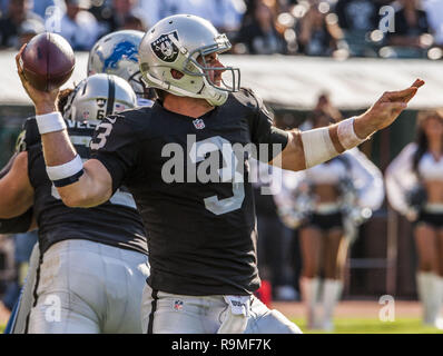 Oakland, Kalifornien, USA. 25 Aug, 2012. Oakland Raiders quarterback Carson Palmer (3) Brände Kugel unten Feld am Samstag, 25. August 2012, in Oakland, Kalifornien. Räuber besiegt die Löwen 31-20 in einem preseason Spiel. Credit: Al Golub/ZUMA Draht/Alamy leben Nachrichten Stockfoto