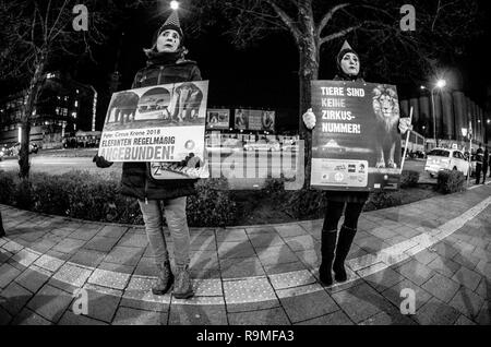 München, Bayern, Deutschland. 25 Dez, 2018. Entsprechende mit der Eröffnung der Münchner Circus Krone Winterprogramm, Tierschützer von der Aktionsgruppe Tierrechte Bayern organisierte ein Protest als traurige Clowns zu protestieren, was sie, als das Unternehmen über 100 Jahre Tierquälerei. Der Zirkus wird sein 100-jähriges Bestehen im Jahr 2019 feiern die Münchner Circus Krone ist das einzige ständige Zirkus Installation in den deutschsprachigen Regionen Europas mit über 3.000 Plätzen. Das Unternehmen hält auch verschiedene Konzerte, die von großen internationalen touring Künstler, Kabarett, und verschiedene o Stockfoto