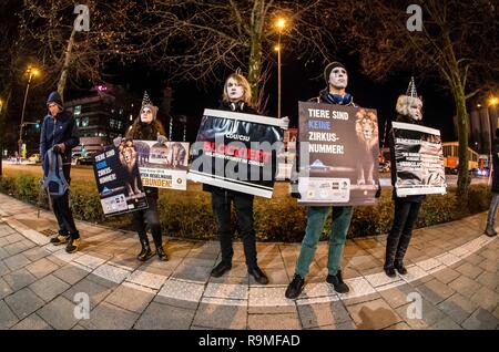 München, Bayern, Deutschland. 25 Dez, 2018. Entsprechende mit der Eröffnung der Münchner Circus Krone Winterprogramm, Tierschützer von der Aktionsgruppe Tierrechte Bayern organisierte ein Protest als traurige Clowns zu protestieren, was sie, als das Unternehmen über 100 Jahre Tierquälerei. Der Zirkus wird sein 100-jähriges Bestehen im Jahr 2019 feiern die Münchner Circus Krone ist das einzige ständige Zirkus Installation in den deutschsprachigen Regionen Europas mit über 3.000 Plätzen. Das Unternehmen hält auch verschiedene Konzerte, die von großen internationalen touring Künstler, Kabarett, und verschiedene o Stockfoto