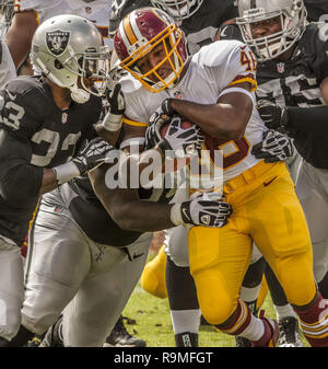 Oakland, Kalifornien, USA. 29 Sep, 2013. Washington Redskins zurück läuft Alfred Morris (46) Läuft in Raider Linie am Sonntag, 29. September 2013 in Oakland, Kalifornien. Die Redskins besiegten die Räuber 24-14. Credit: Al Golub/ZUMA Draht/Alamy leben Nachrichten Stockfoto