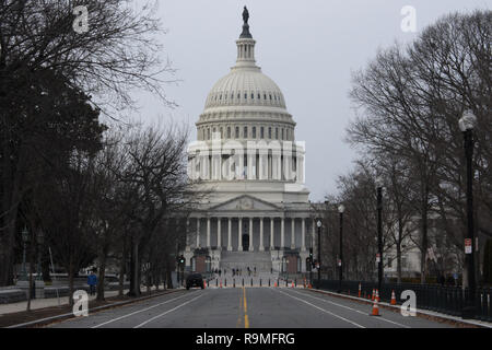 Washington, DC, USA. 25 Dez, 2018. Östlich vor den United States Capitol Building gesehen in Richtung von unten nach Osten Capitol Street. Credit: Evan Golub/ZUMA Draht/Alamy leben Nachrichten Stockfoto