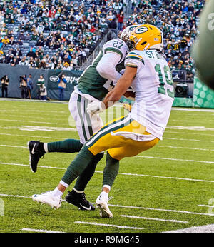 East Rutherford, New Jersey, USA. 23 Dez, 2018. New York Jets cornerback Darryl Roberts (27) bekommt eine Strafe Flagge für Kopf auf Green Bay Packers wide receiver Equanimeous St. Braun kontaktiert zu Kopf (19) Während ein NFL Spiel zwischen den Green Bay Packers und die New York Jets an MetLife Stadium in East Rutherford, New Jersey. Die New York Jets werden von den Green Bay Packers 44-38 in den überstunden betäubt. Duncan Williams/CSM/Alamy leben Nachrichten Stockfoto
