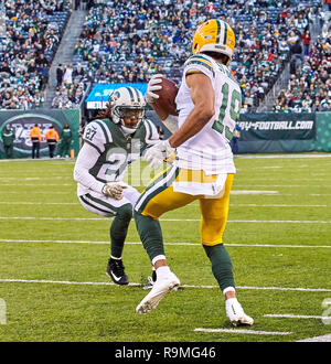 East Rutherford, New Jersey, USA. 23 Dez, 2018. New York Jets cornerback Darryl Roberts (27) sieht eine auf die Green Bay Packers wide receiver Equanimeous St. Braun angehen (19) und ist für einen Kopf an Kopf während einer NFL Spiel zwischen den Green Bay Packers und die New York Jets an MetLife Stadium in East Rutherford, New Jersey kontaktiert. Die New York Jets werden von den Green Bay Packers 44-38 in den überstunden betäubt. Duncan Williams/CSM/Alamy leben Nachrichten Stockfoto