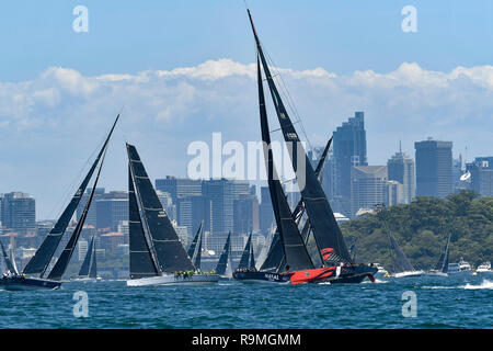 Hafen von Sydney, Sydney, Australien. 26 Dez, 2018. Sydney Hobart Yacht Race; LDV Comanche (NSW) mit Skipper von Jim Cooney reißzwecken vor den anderen Yachten zu Beginn des Rennens Credit: Aktion plus Sport/Alamy leben Nachrichten Stockfoto