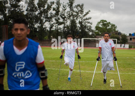 Tegucigalpa, Honduras. 18 Nov, 2018. Francisco Gomez (m.) und Edwin Ferrera (r.) die Teilnahme an einem Training des FC Conamiredi. Alle dreizehn Conamiredi Spieler haben einen Arm oder ein Bein in die gefährliche Reise auf den so genannten "La Bestia" in Mexiko verloren. Tausende von Migranten aus Zentralamerika und akzeptieren Sie die Reise auf der berüchtigten Güterzug der US-Grenze schneller jedes Jahr zu erreichen. (Dpa' mit Fußball gegen das Trauma von "La Bestia" vom 26.12.2018) Credit: Delmer Membreno/dpa/Alamy leben Nachrichten Stockfoto