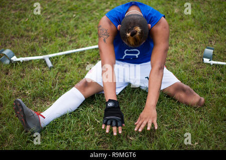 Tegucigalpa, Honduras. 18 Nov, 2018. Omar Castro ist immer bereit für ein Spiel vom FC Conamiredi. Jeder der Spieler dieser Mannschaft verlor einen Arm oder ein Bein während der gefährlichen Reise auf den so genannten "La Bestia" in Mexiko. Tausende von Migranten aus Zentralamerika und akzeptieren Sie die Reise auf der berüchtigten Güterzug der US-Grenze schneller jedes Jahr zu erreichen. (Dpa' mit Fußball gegen das Trauma von "La Bestia" vom 26.12.2018) Credit: Delmer Membreno/dpa/Alamy leben Nachrichten Stockfoto