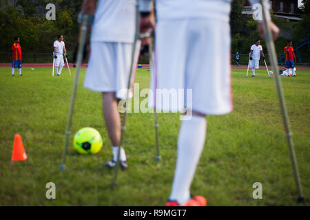 Tegucigalpa, Honduras. 18 Nov, 2018. Spieler des FC Conamiredi in Aktion während einer Trainingseinheit. Alle Conamiredi Spieler haben einen Arm oder ein Bein in die gefährliche Reise auf den so genannten "La Bestia" in Mexiko verloren. Tausende von Migranten aus Zentralamerika und akzeptieren Sie die Reise auf der berüchtigten Güterzug der US-Grenze schneller jedes Jahr zu erreichen. (Dpa' mit Fußball gegen das Trauma von "La Bestia" vom 26.12.2018) Credit: Delmer Membreno/dpa/Alamy leben Nachrichten Stockfoto