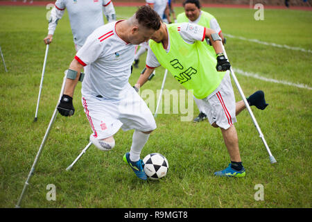 Tegucigalpa, Honduras. 18 Nov, 2018. FC Conamiredi Spieler in Aktion. Alle Spieler dieser Mannschaft verlor einen Arm oder ein Bein während der gefährlichen Reise auf den so genannten "La Bestia" in Mexiko. Tausende von Migranten aus Zentralamerika und akzeptieren Sie die Reise auf der berüchtigten Güterzug der US-Grenze schneller jedes Jahr zu erreichen. (Dpa' mit Fußball gegen das Trauma von "La Bestia" vom 26.12.2018) Credit: Delmer Membreno/dpa/Alamy leben Nachrichten Stockfoto