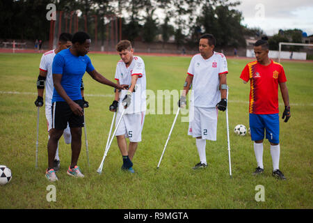 Tegucigalpa, Honduras. 18 Nov, 2018. Protze Omar Perez (l), ehemaliger Fußballer für die Honduras national team, arbeitet als FC Conamiredi Trainer ohne Bezahlung. Alle Conamiredi Spieler haben einen Arm oder ein Bein in die gefährliche Reise auf den so genannten "La Bestia" in Mexiko verloren. Tausende von Migranten aus Zentralamerika und akzeptieren Sie die Reise auf der berüchtigten Güterzug der US-Grenze schneller jedes Jahr zu erreichen. (Dpa' mit Fußball gegen das Trauma von "La Bestia" vom 26.12.2018) Credit: Delmer Membreno/dpa/Alamy leben Nachrichten Stockfoto