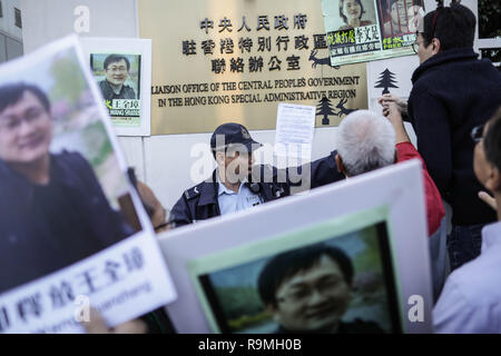 Hongkong, China. 26. Dezember, 2018. Die demonstranten gesehen halten mehrere Plakate von Wang Quanzhang während der Demonstration. Aktivisten und politische Gruppen kommen an der China Liaison Office in Hongkong das harte Vorgehen gegen die Menschenrechtsanwälte in China zu protestieren. Im Jahr 2015, über 200 Anwälte und Dissidenten inhaftiert wurden allgemein als "709" Durchgreifen bekannt, auf denen, die bürgerlichen Rechte fällen als empfindlich von den chinesischen Behörden ergriffen haben. Credit: SOPA Images Limited/Alamy leben Nachrichten Stockfoto