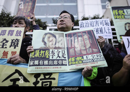 Hongkong, China. 26. Dezember, 2018. Die demonstranten gesehen halten mehrere Plakate von Wang Quanzhang während der Demonstration. Aktivisten und politische Gruppen kommen an der China Liaison Office in Hongkong das harte Vorgehen gegen die Menschenrechtsanwälte in China zu protestieren. Im Jahr 2015, über 200 Anwälte und Dissidenten inhaftiert wurden allgemein als "709" Durchgreifen bekannt, auf denen, die bürgerlichen Rechte fällen als empfindlich von den chinesischen Behörden ergriffen haben. Credit: SOPA Images Limited/Alamy leben Nachrichten Stockfoto