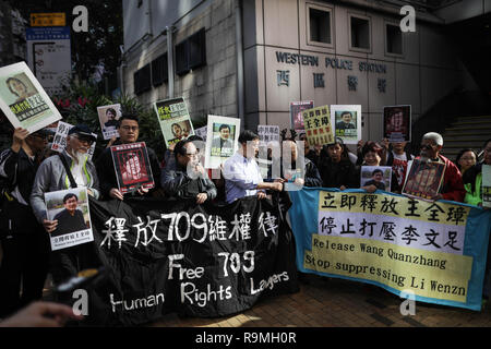 Hongkong, China. 26. Dezember, 2018. Die demonstranten gesehen halten ein Banner während des Anhebens Poster von Wang Quanzhang während der Demonstration. Aktivisten und politische Gruppen kommen an der China Liaison Office in Hongkong das harte Vorgehen gegen die Menschenrechtsanwälte in China zu protestieren. Im Jahr 2015, über 200 Anwälte und Dissidenten inhaftiert wurden allgemein als "709" Durchgreifen bekannt, auf denen, die bürgerlichen Rechte fällen als empfindlich von den chinesischen Behörden ergriffen haben. Credit: SOPA Images Limited/Alamy leben Nachrichten Stockfoto