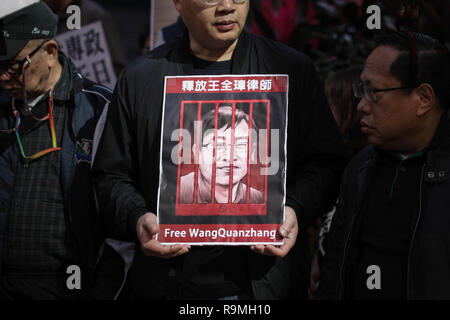 Hongkong, China. 26. Dezember, 2018. Eine Demonstrantin gesehen Holding ein Poster von Wang Quanzhang während der Demonstration. Aktivisten und politische Gruppen kommen an der China Liaison Office in Hongkong das harte Vorgehen gegen die Menschenrechtsanwälte in China zu protestieren. Im Jahr 2015, über 200 Anwälte und Dissidenten inhaftiert wurden allgemein als "709" Durchgreifen bekannt, auf denen, die bürgerlichen Rechte fällen als empfindlich von den chinesischen Behörden ergriffen haben. Credit: SOPA Images Limited/Alamy leben Nachrichten Stockfoto