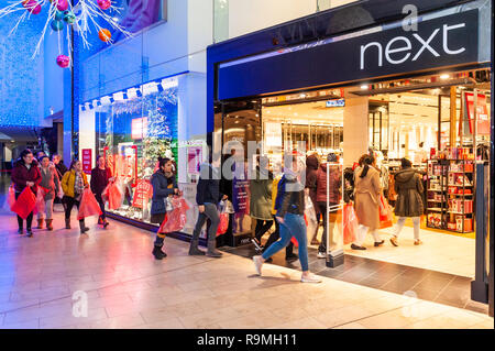 Blackpool, Lancashire, UK. 26 Dez, 2018. Käufer rush in den nächsten Store für die 6:00 mit grossen Plastiktüten gegeben durch das Personal so speichern, können die Aufsichtsplätze ihre Einkäufe. Mit einigen Leuten, die behaupten, sie aus 2 in der Warteschlange bin, waren es ca. 120 Schnäppchenjäger warten auf den shop Um 6 Uhr geöffnet. Shop Mitarbeiter sagen, dass dies das größte Warteschlange wurde in einer Reihe von Jahren. Credit: Andy Gibson/Alamy Leben Nachrichten. Stockfoto