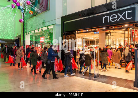 Blackpool, Lancashire, UK. 26 Dez, 2018. Käufer rush in den nächsten Store für die 6:00 mit grossen Plastiktüten gegeben durch das Personal so speichern, können die Aufsichtsplätze ihre Einkäufe. Mit einigen Leuten, die behaupten, sie aus 2 in der Warteschlange bin, waren es ca. 120 Schnäppchenjäger warten auf den shop Um 6 Uhr geöffnet. Shop Mitarbeiter sagen, dass dies das größte Warteschlange wurde in einer Reihe von Jahren. Credit: Andy Gibson/Alamy Leben Nachrichten. Stockfoto