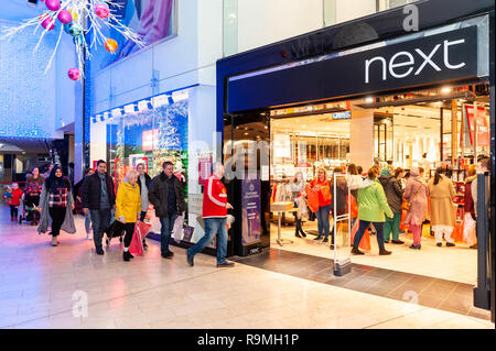 Blackpool, Lancashire, UK. 26 Dez, 2018. Käufer rush in den nächsten Store für die 6:00 mit grossen Plastiktüten gegeben durch das Personal so speichern, können die Aufsichtsplätze ihre Einkäufe. Mit einigen Leuten, die behaupten, sie aus 2 in der Warteschlange bin, waren es ca. 120 Schnäppchenjäger warten auf den shop Um 6 Uhr geöffnet. Shop Mitarbeiter sagen, dass dies das größte Warteschlange wurde in einer Reihe von Jahren. Credit: Andy Gibson/Alamy Leben Nachrichten. Stockfoto