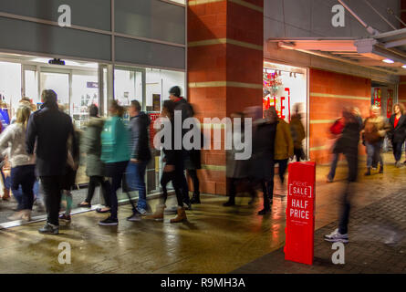 Southport, Merseyside, UK. 26. Dezember 2018. 6:00 Start für den Vertrieb bei der Nächsten als Warteschlangen für High Street Rabatte und post Weihnachten Schnäppchen. Menschen in einigen Geschäften wurden mit großen, durchsichtigen Plastikbeutel ausgestellt wurden, ihre Einkäufe zu enthalten, und Verkauf Einzelteile sichtbar in Geschäftsstellenleiter ihre "halber Preis" zu machen. Käufer immer erwarten, einer manischen Erfahrung versuchen, den nächsten Boxing Day Verkauf in den Geschäften zu erhalten. Credit: MediaWorldImages/AlamyLiveNews. Stockfoto