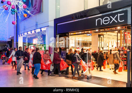 Blackpool, Lancashire, UK. 26 Dez, 2018. Käufer rush in den nächsten Store für die 6:00 mit grossen Plastiktüten gegeben durch das Personal so speichern, können die Aufsichtsplätze ihre Einkäufe. Mit einigen Leuten, die behaupten, sie aus 2 in der Warteschlange bin, waren es ca. 120 Schnäppchenjäger warten auf den shop Um 6 Uhr geöffnet. Shop Mitarbeiter sagen, dass dies das größte Warteschlange wurde in einer Reihe von Jahren. Credit: Andy Gibson/Alamy Leben Nachrichten. Stockfoto