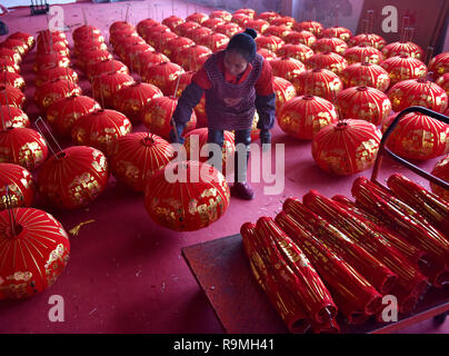 Peking, Jinhua Stadt in der ostchinesischen Provinz Zhejiang. 25 Dez, 2018. Ein Arbeitnehmer ordnet rote Laternen für das kommende Neue Jahr Tag und Frühlingsfest im Wuyi County, Jinhua Stadt in der ostchinesischen Provinz Zhejiang, Dez. 25, 2018. Credit: Zhang Jiancheng/Xinhua/Alamy leben Nachrichten Stockfoto